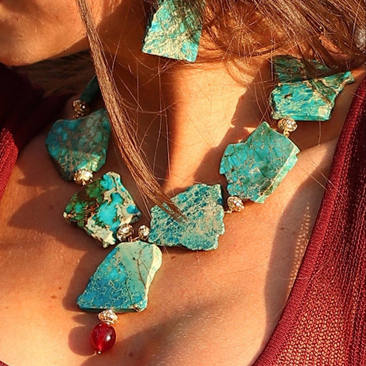 turqoise gemstone statement necklace on a beautiful woman